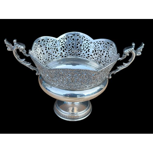 668 - A STUNNING 925 SILVER PIERCED CENTRE PIECE WITH SWAN HEAD HANDLES WEIGHS 265GRAMS TOTAL