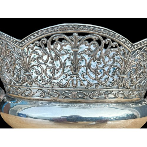 668 - A STUNNING 925 SILVER PIERCED CENTRE PIECE WITH SWAN HEAD HANDLES WEIGHS 265GRAMS TOTAL