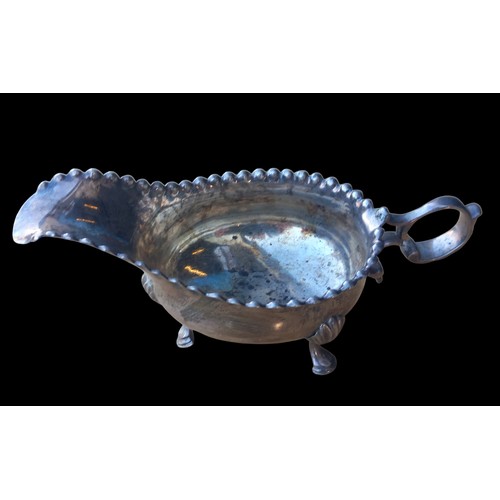 633 - AN ORNATE LONDON SILVER SAUCE BOAT 90G