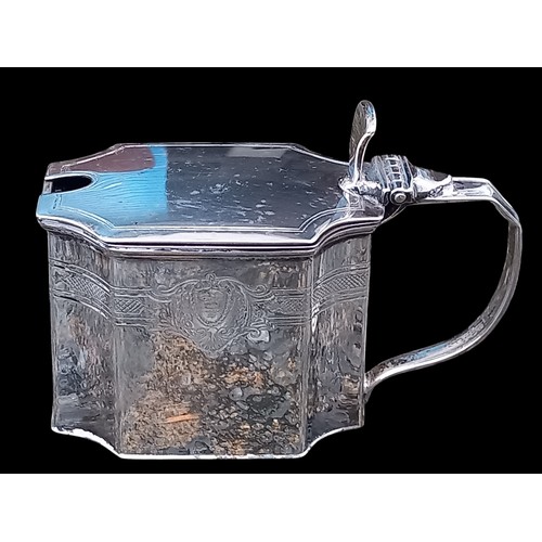 636 - A BEAUTIFULLY SHAPED AND ENGRAVED BIRMINGHAM SILVER MUSTARD POT WITH BLUE GLASS LINER SILVER WEIGHT ... 