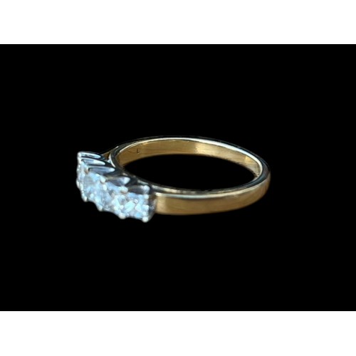 647 - A YELLOW GOLD RING SET WITH 5 PRINCESS CUT DIAMONDS APPROX 1.25CT TOTAL IN WHITE MOUNTD