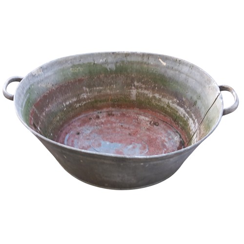 453 - A VINTAGE GALVANISED TIN BATH