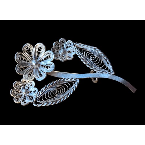 484 - A SILVER OPENWORK BROOCH