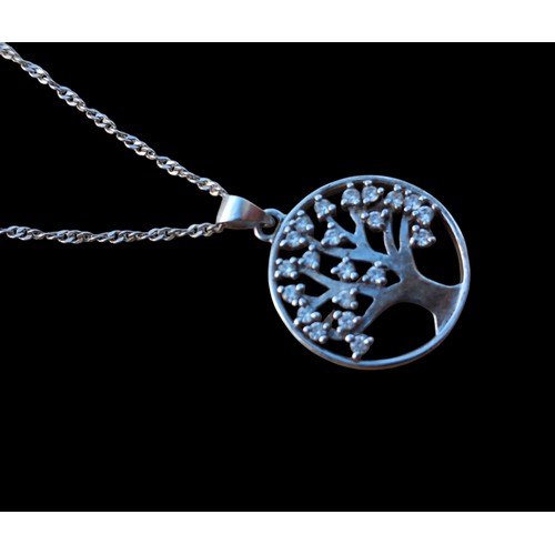 485 - A SILVER TREE OF LIFE PENDANT ON A SILVER CHAIN