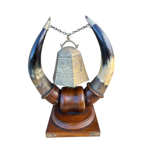 720 - A STUNNING QUALITY OAK AND HORN STAND WITH AN ORIENTAL HEAVY BRASS BELL COMPLETE WITH BEATER