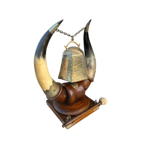 720 - A STUNNING QUALITY OAK AND HORN STAND WITH AN ORIENTAL HEAVY BRASS BELL COMPLETE WITH BEATER