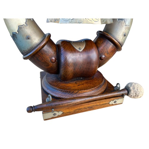 720 - A STUNNING QUALITY OAK AND HORN STAND WITH AN ORIENTAL HEAVY BRASS BELL COMPLETE WITH BEATER