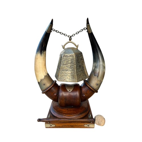 720 - A STUNNING QUALITY OAK AND HORN STAND WITH AN ORIENTAL HEAVY BRASS BELL COMPLETE WITH BEATER