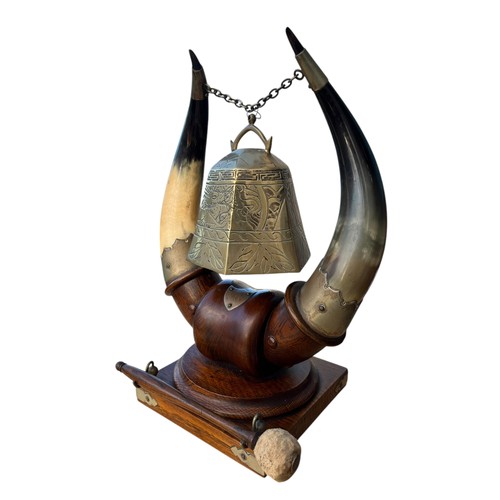 720 - A STUNNING QUALITY OAK AND HORN STAND WITH AN ORIENTAL HEAVY BRASS BELL COMPLETE WITH BEATER