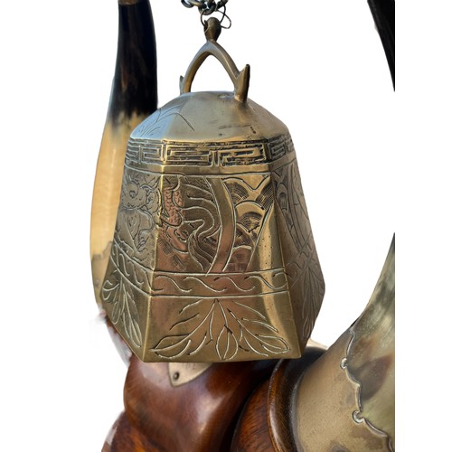 720 - A STUNNING QUALITY OAK AND HORN STAND WITH AN ORIENTAL HEAVY BRASS BELL COMPLETE WITH BEATER