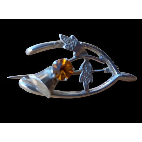 500 - A SILVER THISTLE BROOCH SET WITH ORANGE STONE