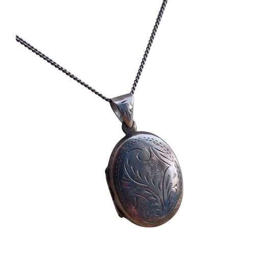 511 - AN ORNATE SILVER LOCKET ON A SILVER CHAIN