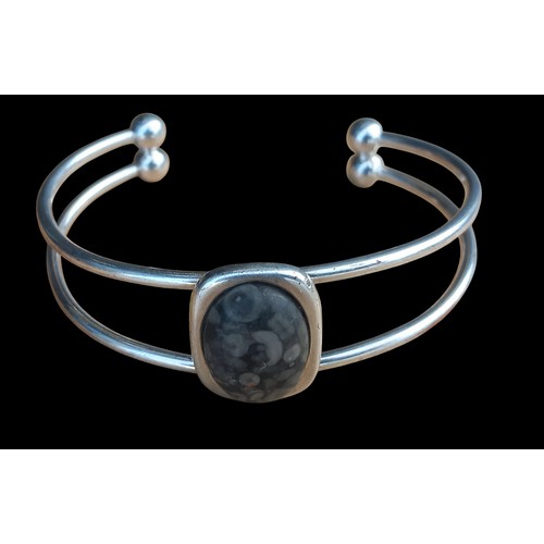 521 - A HEAVY SILVER TWIN BAND BANGLE SET WITH A NATURAL STONE