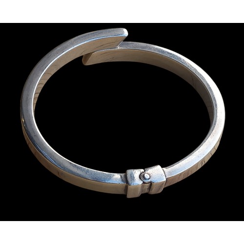 534 - A VERY HEAVY SILVER HINGED BANGLE