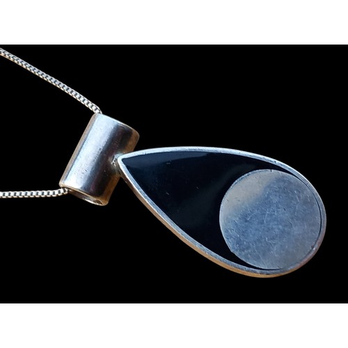 536 - A VERY HEAVY SILVER & JET DESIGNER PENDNANT ON A SILVER CHAIN