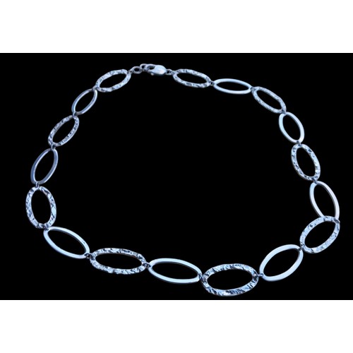 556 - A STATEMENT DESIGNER SILVER LOOP LINK NECKLACE WITH A LARGE LOBSTER SILVER CATCH