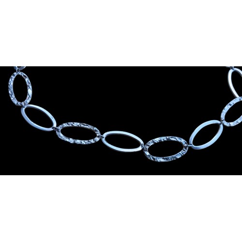 556 - A STATEMENT DESIGNER SILVER LOOP LINK NECKLACE WITH A LARGE LOBSTER SILVER CATCH