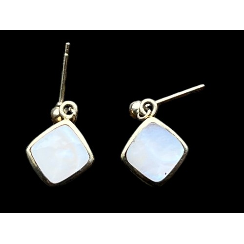 564 - A PAIR OF 9CT GOLD & MOP EARRINGS