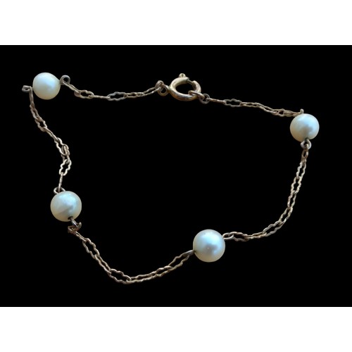 567 - A 9ct GOLD PEARL SET BRACELET