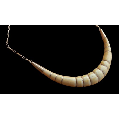 626 - AN 18ct GOLD NECKLACE WITH BONE HANGER