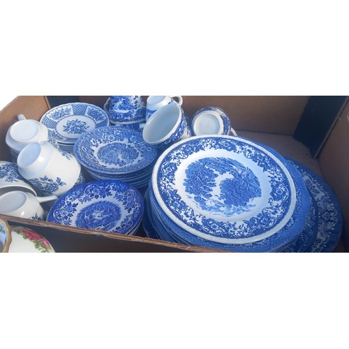 140A - A BOX OF MIXED BLUE AND WHITE WARES