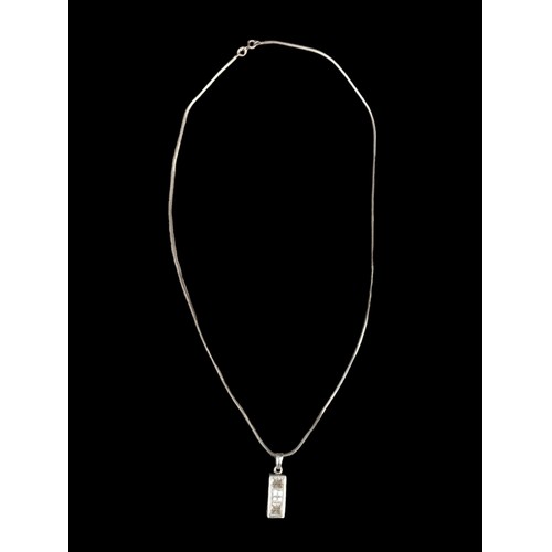 289A - A SILVER DESIGNER STYLE CRYSTAL PENDANT ON A SILVER CHAIN