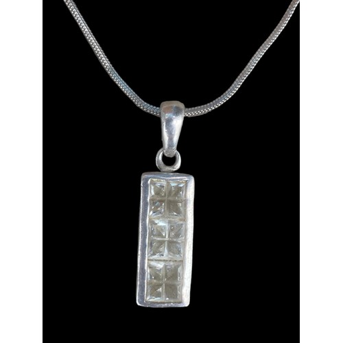 289A - A SILVER DESIGNER STYLE CRYSTAL PENDANT ON A SILVER CHAIN