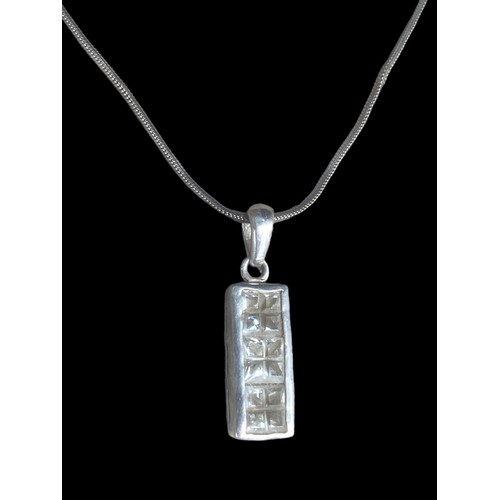 289A - A SILVER DESIGNER STYLE CRYSTAL PENDANT ON A SILVER CHAIN