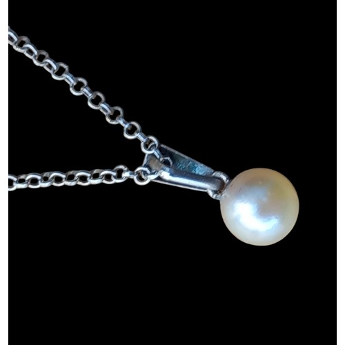 195 - A SILVER DROP PEARL PENDANT ON A SILVER CHAIN