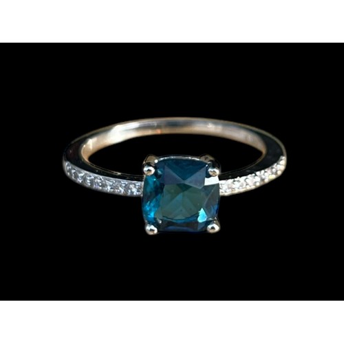 196 - A SILVER GEM SET RING WITH A BLUE CENTRE STONE