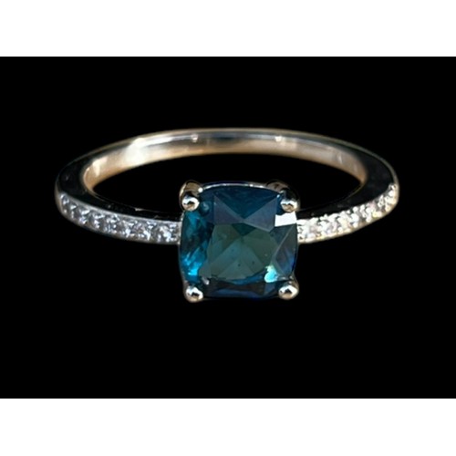 196 - A SILVER GEM SET RING WITH A BLUE CENTRE STONE