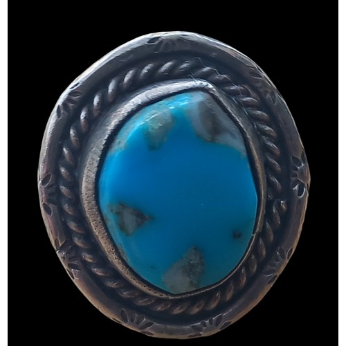 199 - A NATIVE AMERICAN THEMED RING SET WITH TURQUOISE STONE