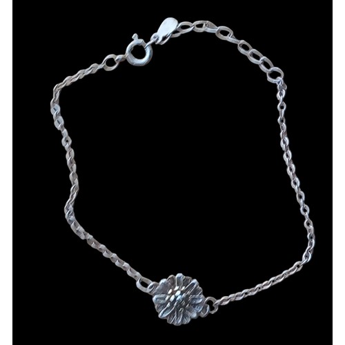 216 - A SILVER DAISY BRACELET