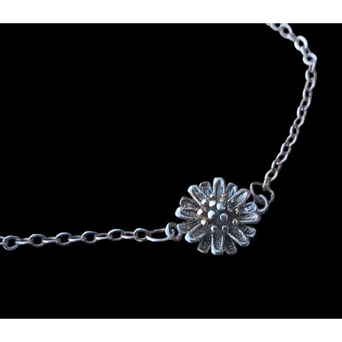 216 - A SILVER DAISY BRACELET