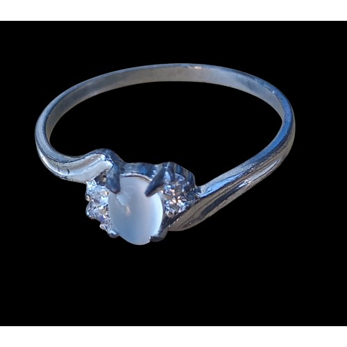 233 - A 10K WHITE GOLD GEM SET RING