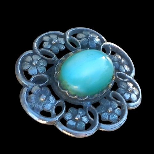 240 - A BEAUTIFUL FLORAL DESIGN SILVER BROOCH SET WITH NATURAL STONE