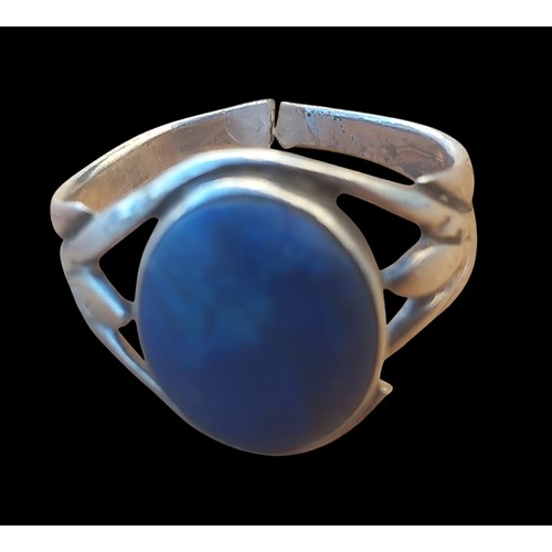 266 - AN ORNATE SILVER RING SET WITH A BLUE LAPIS STONE