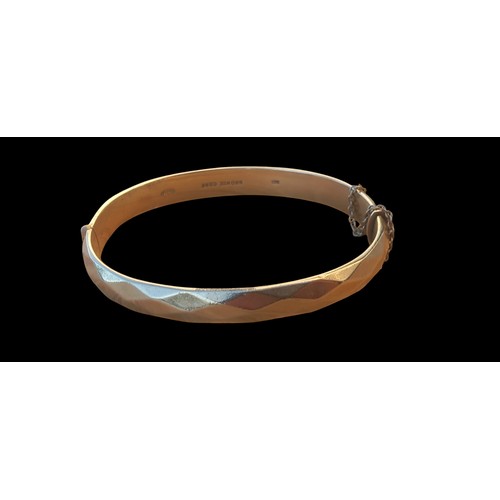 274 - A 9CT GOLD BANGLE WITH A BRONZE CORE