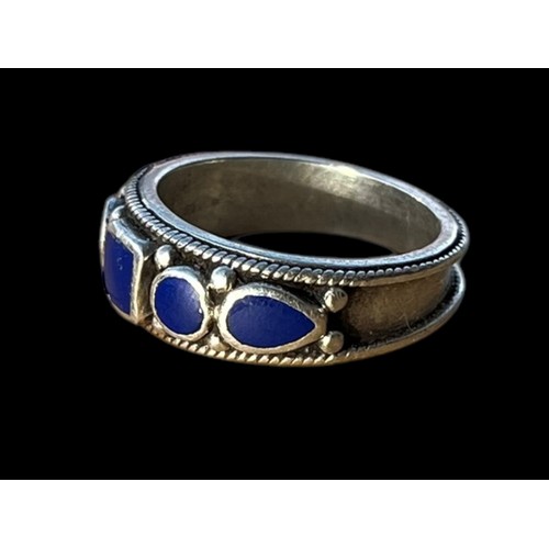 275 - A STUNNING SILVER & BLUE LAPIS STONE RING