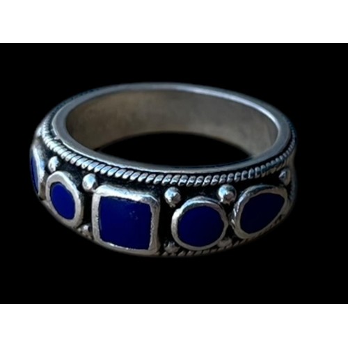 275 - A STUNNING SILVER & BLUE LAPIS STONE RING