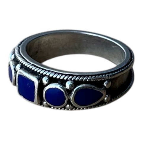 275 - A STUNNING SILVER & BLUE LAPIS STONE RING