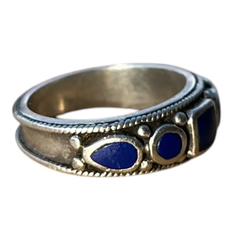 275 - A STUNNING SILVER & BLUE LAPIS STONE RING