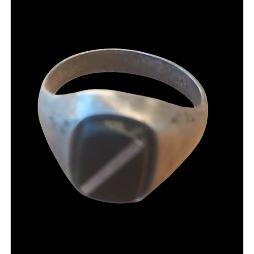 280 - A GENTS OYNX SET RING