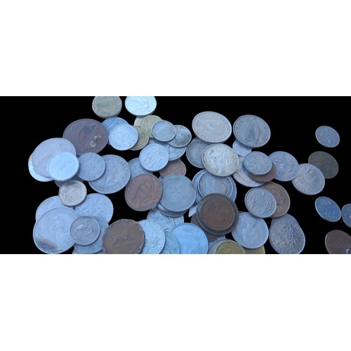 363 - A MIXED LOT OF COLLECTABLE COINS