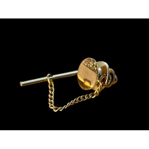 426 - A 9ct GOLD TIE PIN