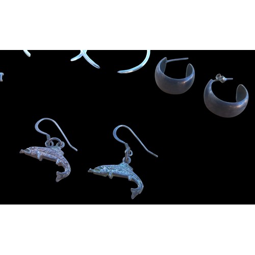 381 - A COLLECTION OF GOOD QUALITY SILVER EARRINGS