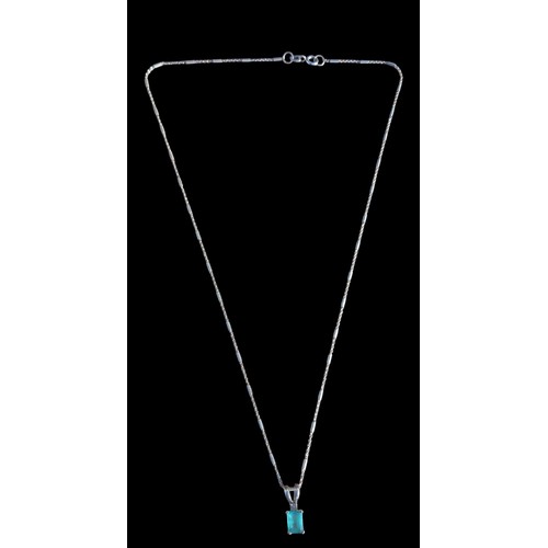 383 - A BLUE TOPAZ GEM SET SILVER PENDANT ON A SILVER CHAIN