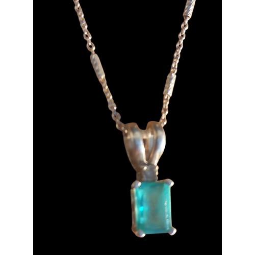 383 - A BLUE TOPAZ GEM SET SILVER PENDANT ON A SILVER CHAIN