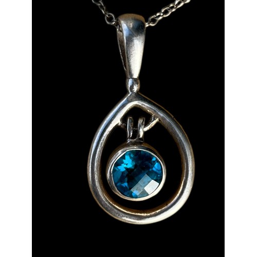 452 - A LARGE SILVER & BLUE STONE PENDANT ON A SILVER LOOP LINK CHAIN