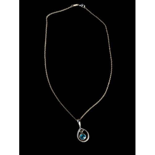 452 - A LARGE SILVER & BLUE STONE PENDANT ON A SILVER LOOP LINK CHAIN